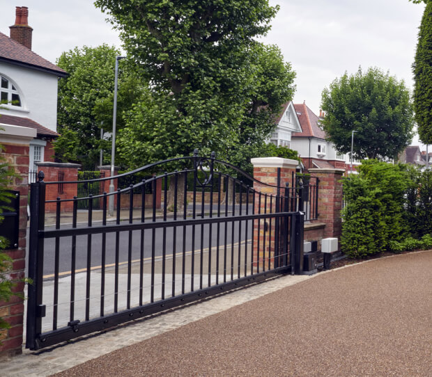 Putney Front Drive and Garden With Electric Gates  - thumbnail