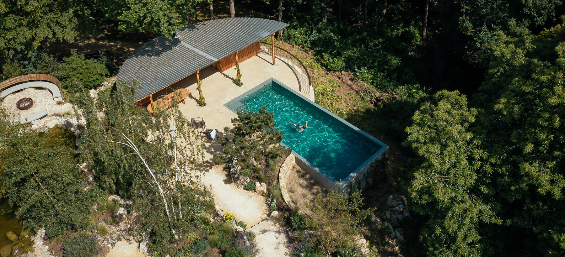 Large Surrey Garden with Pool